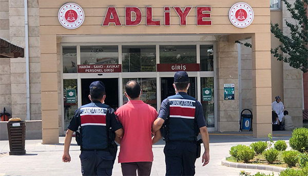 Kahramanmaraş’ta jandarma ekipleri, silahlı terör örgütü FETÖ üye olmak suçundan