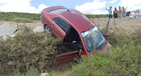 Göksun’da otomobil yoldan çıktı 3 yaralı