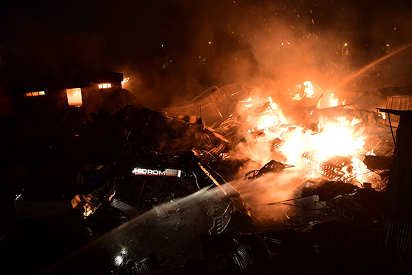 Adana yolu üzerindeki bir tekstil firmasında akşam saatlerinde meydana gelen