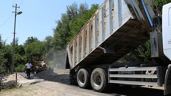 Kahramanmaraş Büyükşehir Belediyesi, Andırın’ın kırsal mahallelerinden Bostanlı’da ulaşım sorununu çözüme