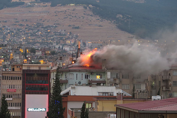 Kahramanmaraş’ta apartmanın çatı katı alev alev yandı