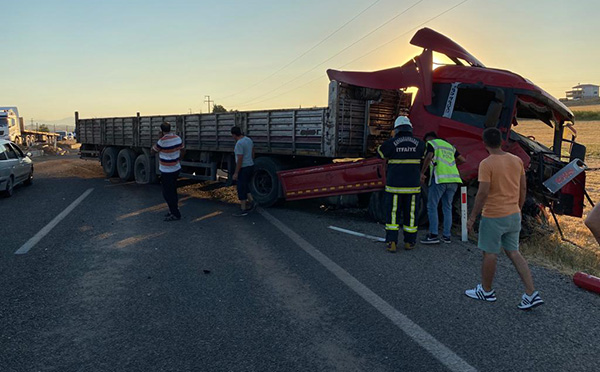 Kahramanmaraş’ın Pazarcık ilçesinde tır ile römorklu traktörün çarpışması sonucu meydana