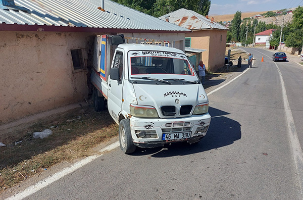 Kahramanmaraş’ın Afşin ilçesinde piknik yapmak için 20 kişinin bindiği kamyonet