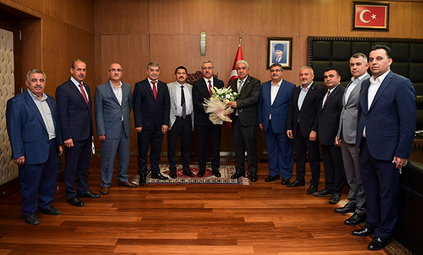 Kahramanmaraş Esnaf ve Sanatkârlar Oda Başkanlarını makamında ağırlayan Büyükşehir Belediye