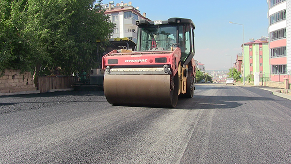 Elbistan Belediyesi kentte altyapısı tamamlanan yollarda asfalt kaplamasını sürdürüyor. Ekipler,