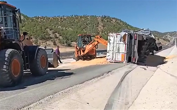 Kahramanmaraş’ta hububat yüklü tırın