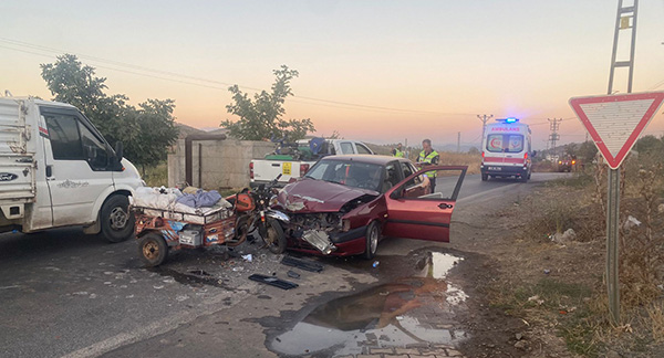 Otomobil ile sepetli motosiklet kafa kafaya çarpıştı 2 yaralı