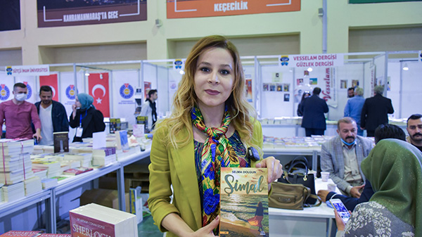 Şair ve Yazar Selma Dolgun Kitap Fuarında Şimal’i İmzaladı