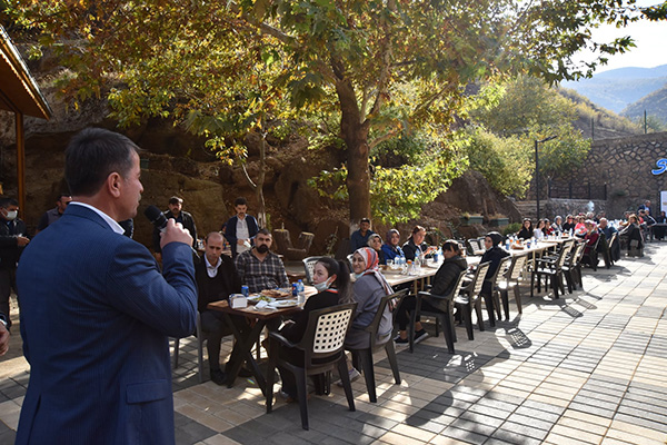 BAŞKAN OKUMUŞ; ‘SAĞLIKÇILARIMIZIN VERDİĞİ MÜCADELE HER TÜRLÜ ALKIŞIN ÜSTÜNDEDİR’