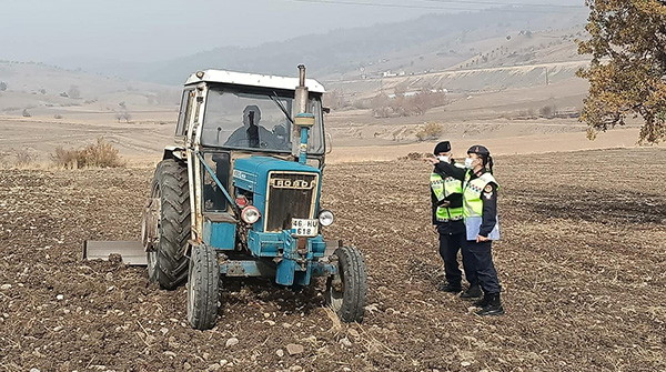 Jandarma ekipleri traktör sürücüleri tek tek bilgilendirdi