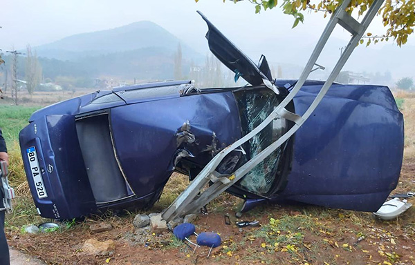 Türkoğlun’da Otomobil Elektrik Direğine Çarptı: 2 Yaralı