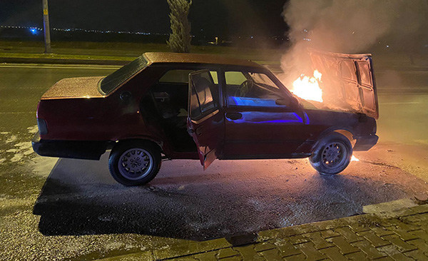 Kahramanmaraş’ta seyir halinde iken motoru alev alan otomobil, kısa süreli
