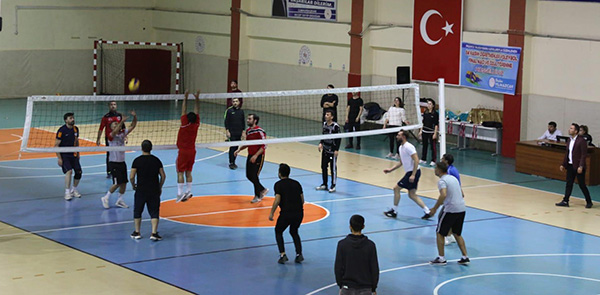 Pazarcık’ta öğretmenler voleybol turnuvası yapıldı