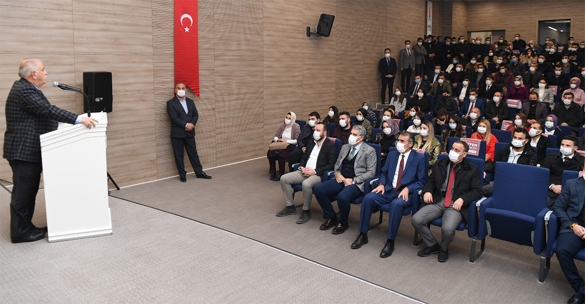 Onikişubat Belediye Başkanı Hanefi Mahçiçek, Belediye personeliyle Hizmet Binası konferans