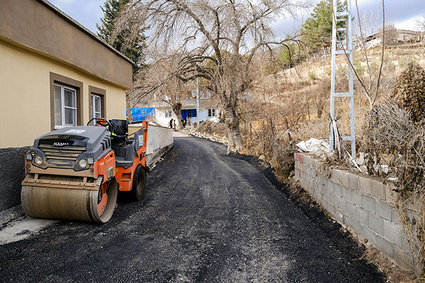 DULKADİROĞLU’NDAN PEYNİRDERE’DE ASFALT ÇALIŞMASI