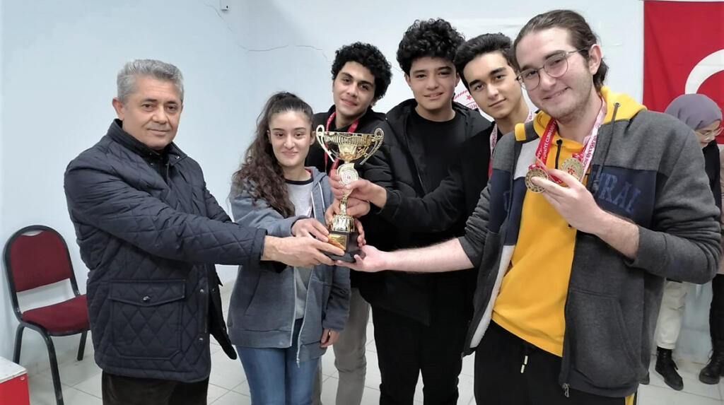 Erdem Bayazıt Anadolu Lisesi madalyaları topladı