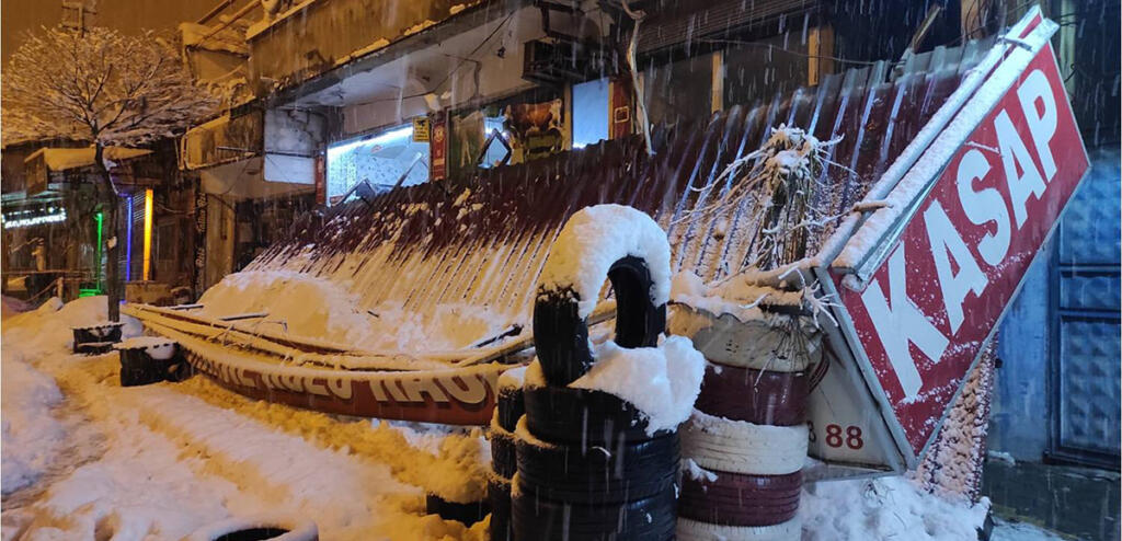 Kahramanmaraş’ta sundurma kar yağışına dayanamadı yıkıldı