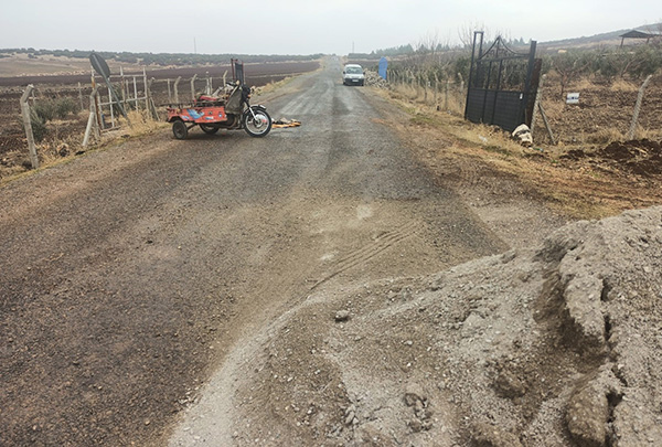 Kum yığına çarpan motosiklet devrildi 1 ağır 2 yaralı