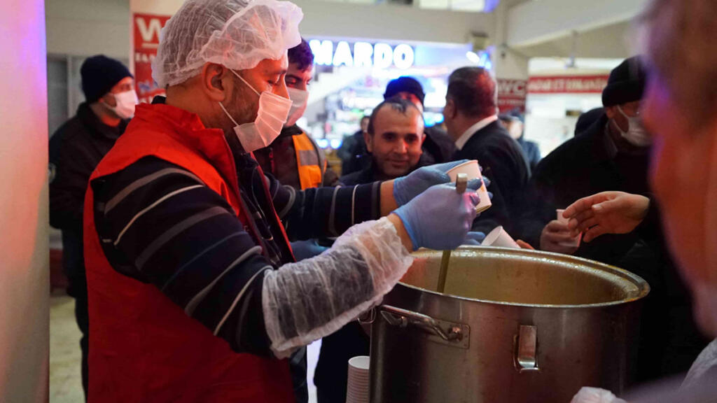 Soğuk Günlerde Büyükşehir’den Çorba İkramı