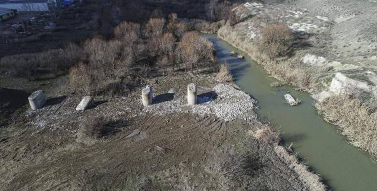 İş makineleriyle köprüyü yıkıp,