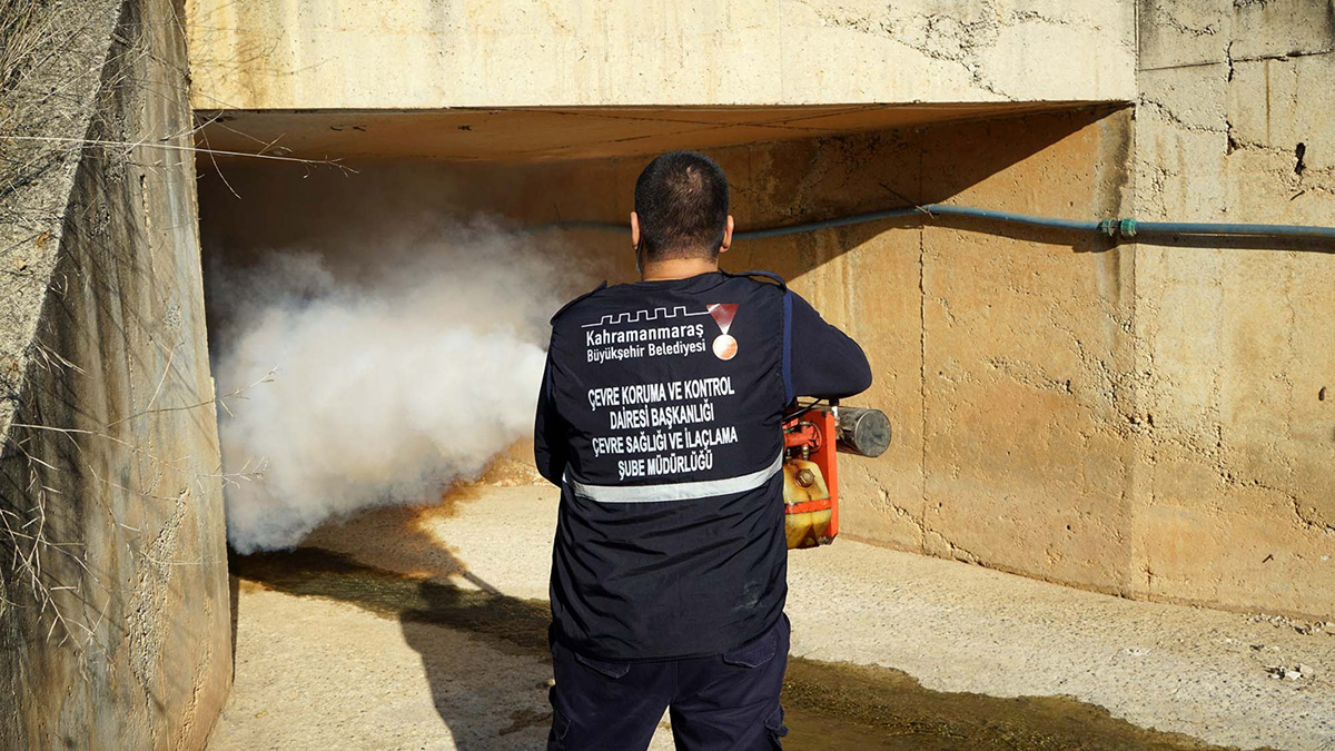 54 araç ve 110 personel ile şehrin muhtelif bölgelerinde zararlılarla