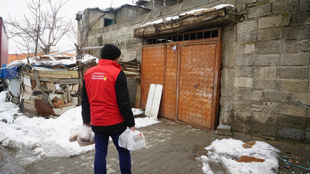 YADES personelleri yaşlılar için sahada