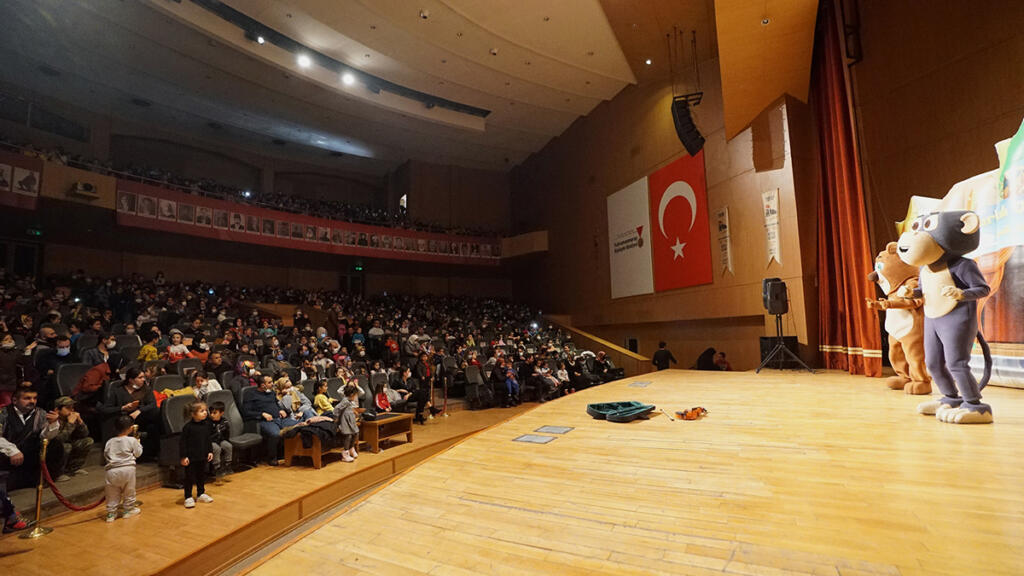 Çocuklardan Tiyatroya Yoğun İlgi