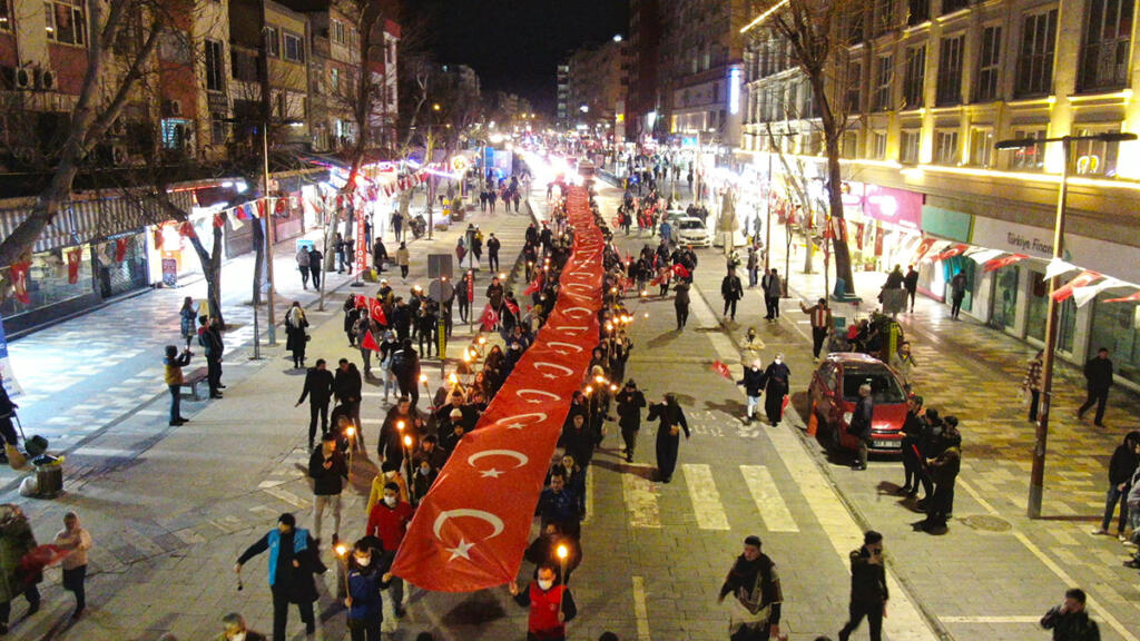 12 Şubat Kurtuluş Haftası etkinlikleri kapsamında kortej yürüyüşü gerçekleştirildi. Valilik önünden hareket eden kortej, Atatürk Meydanı’na kadar mehter takımı eşliğinde yürüdü. Çok sayıda vatandaşın katıldığı program renkli görüntülere sahne oldu. Kahramanmaraş’ın düşman işgalinden kuruluşunun 102. yıl dönümü kapsamında Kahramanmraş Büyükşehir Belediyesi tarafından düzenlenen 12 Şubat Kurtuluş Haftası etkinlikleri hız kesmeden sürüyor. Program takvimi kapsamında Valilik Meydanı önünden başlayan kortej yürüyüşü gerçekleştirildi. Programa Büyükşehir Belediye Başkanı Hayrettin Güngör’ün yanı sıra Vali Ömer Faruk Coşkun, AK Parti Grup Başkanvekili Mahir Ünal, TBMM İçişleri Komisyon Başkanı Celalettin Güvenç, AK Parti Kahramanmaraş milletvekilleri Habibe Öçal, Mehmet Cihat Sezal, Ahmet Özdemir, AK Parti İl Başkanı Fırat Görgel, ilçe belediye başkanları, STK temsilcileri ve çok sayıda vatandaş katıldı. Yürüyüşte milli mücadelenin 102. yıl dönümüne ithafen 102 metre uzunluğunda Türk Bayrağı açıldı. Etkinlik, Atatürk Meydanı’nda şehitler için edilen dualarla noktalandı. İstiklal Madalyalı İlk Şehir Kahramanmaraş Büyükşehir Belediye Başkanı Hayrettin Güngör, “Kahramanmaraş’ımızın düşman işgalinden kurtuluşunun 102. yıl dönümünü hep beraber kutuluyoruz. 4 Şubat Cuma günü Ulu Camii de şehitlerimiz için okunan Mevlid-i Şerif’le Kurtuluş Haftası kutlama etkinliklerimiz başladı. Bir hafta sürecek olan Kurtuluş Haftamız boyunca paneller, söyleşiler, konferanslar, kurtuluş mücadelemizi anlatan tiyatro oyunları, konserler, kısa film gösterimleri gibi etkinlikler düzenleyeceğiz. İnşallah 12 Şubat Cumartesi günü de gerçekleştireceğimiz programlarla bu yıl Kurtuluş Haftası etkinliklerimizi noktalamış olacağız. Kahramanmaraş’ımızın milli mücadelesinin çok önemli bir özelliği var. Tamamen sivil halkın katılımıyla gerçekleşen milli mücadelemiz Anadolu’ya da öncülük etmiştir. Her ferdi kahraman olan şehrimize de mücadelesinden dolayı Türkiye Büyük Millet Meclisi tarafından İstiklal Madalyası verilmiştir. Bu anlamda İstiklal Madalyası verilen ilk şehir olma unvanı Kahramanmaraş’ımıza aittir. Kahramanmaraş’ımızın kurtuluşunda mücadele eden, şehit olan bütün ecdadımızı rahmetle ve minnetle anıyoruz” diye konuştu. Gelecek Nesillere Aktaracağız Kahramanmaraş’ın vermiş olduğu milli mücadeleyle Anadolu’ya öncü olduğunu ve yol gösterdiğini vurgulayan Ahmet Tepebaşlı, “63 yaşındayım. Çocukluğumdan beri 12 Şubat Kurtuluş Bayramı’mız her yıl coşkuyla kutlanıyor. İnşallah bundan sonra da gelecek nesiller bu bayramın anlamını ve kıymetini bilerek kutlamaya devam edecekler. Maraş, verdiği milli mücadele ile kendi kendini kurtaran ilk şehir olma unvanını taşımaktadır. Kalede Fransız Bayrağının dalgalanmasını kabul etmeyen ecdadımız mücadele ederek tekrardan şanlı bayrağımızı göndere çekmiştir. Bu ecdadın torunları olmaktan onur ve gurur duyuyorum. Atalarımız vermiş olduğu mücadeleyle istiklal madalyasını almaya hak kazanmıştır” darken; Zeynep Kökenöz, “102 yıl önce atalarımız vermiş olduğu mücadele ile bağımsızlığın ve özgürlüğün ne kadar değerli bir şey olduğunu ve ne zorluklarla kazanıldığını bizlere göstermiştir. Bizlerde hala verilen bu mücadeleyle gurur duymaya devam ediyoruz. En büyük gurur kaynağım kahraman ecdadımızın torunları olmaktır. Atalarımızın emaneti olan bu şehre sahip çıkmamız gerekiyor” ifadelerini kullandı. Atalarımızın Emanetine Sahip Çıkıyoruz Ece Asya Günhanoğlu, “14 yaşındayım. 102 yıl önce atalarımız vermiş olduğu mücadele sonrası şehrimizi düşman işgalinden kurtardılar ve bu şehri bizlere emanet ettiler. Biz gençler de bu emanete sahip çıkarak atalarımızı gururlandırmaya devam edeceğiz” derken, Halil Ömer Çuhadar, “Atalarımız adeta canlarını hiçe sayarak bu vatanı düşmanın elinden aldılar ve bizlere miras bıraktılar. 12 Şubat bizim Kurtuluş Bayramımız. Gençler olarak bu bayramın bizler için ne kadar değerli olduğunun bilincindeyiz. İnşallah bizlerde Kurtuluş Bayramı’mızın önemini bizden sonra gelecek nesle aktaracağız ve bu böyle devam edip gidecek” ifadelerini kullandı.