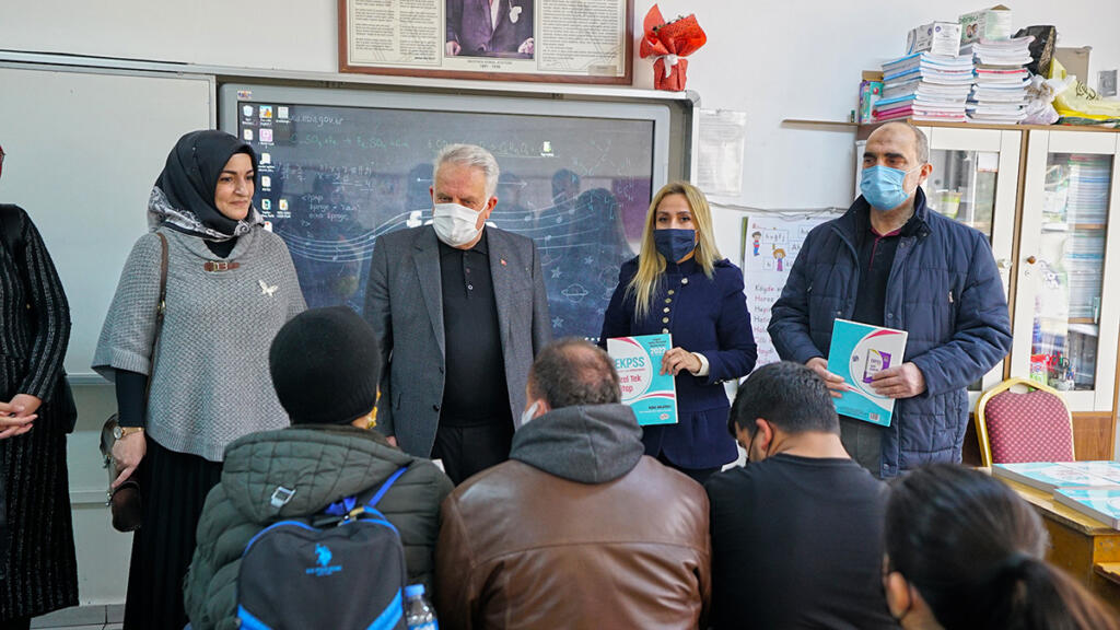 öğrencilere EKPSS’ye hazırlık kitapları hediye edildi