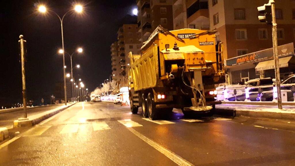 Büyükşehir’den Buzlanmaya Karşı Gece Mesaisi