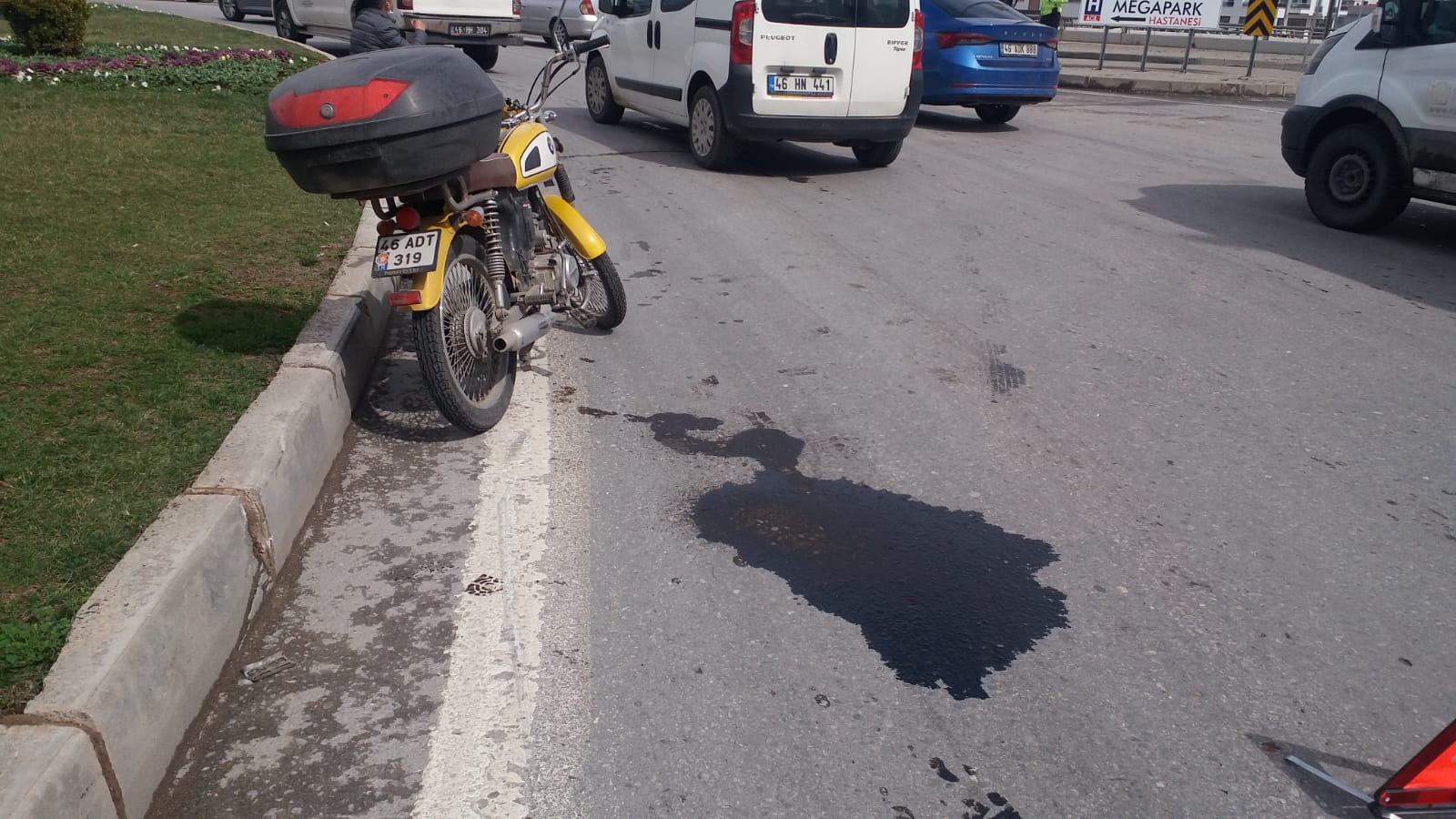 Otomobil ile motosiklet çarpıştı: