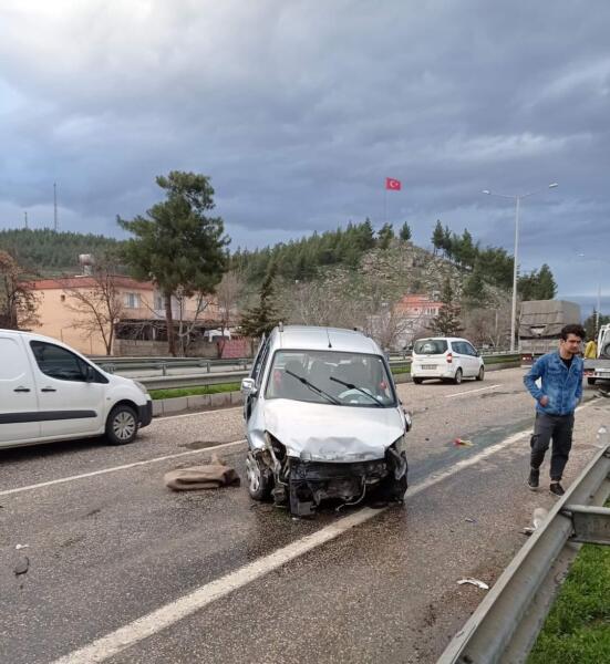 Hafi ticari araç bariyerlere çarptı: 3 yaralı