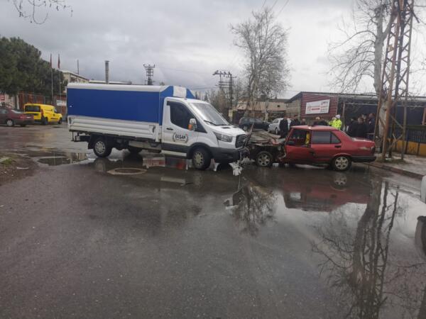 Kahramanmaraş’ta kamyonet ile otomobil çarpıştı: 3 yaralı