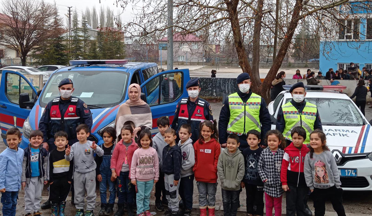 Kahramanmaraş’ta jandarma ekipleri, öğrencilere