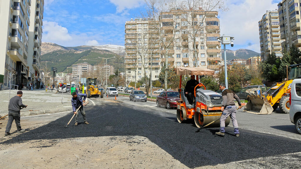 YAĞIŞLARIN ARDINDAN CADDELERDE SICAK ASFALT UYGULAMASI