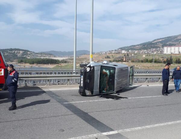 Kahramanmaraş’ta hafif ticari araç devrildi: 2 yaralı