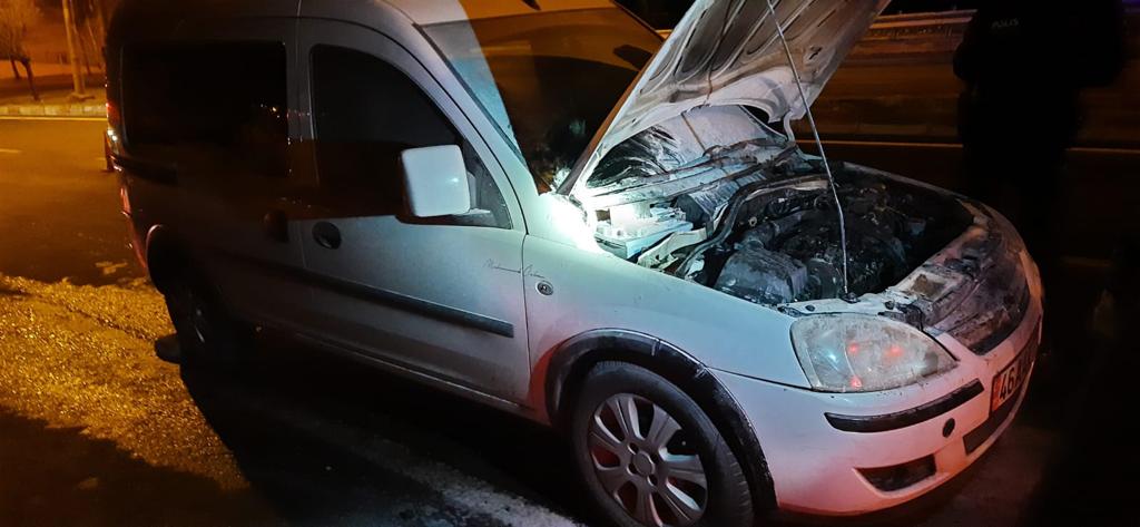 Kahramanmaraş’ta seyir halindeki hafif ticari araç alev aldı Kahramanmaraş’ta seyir