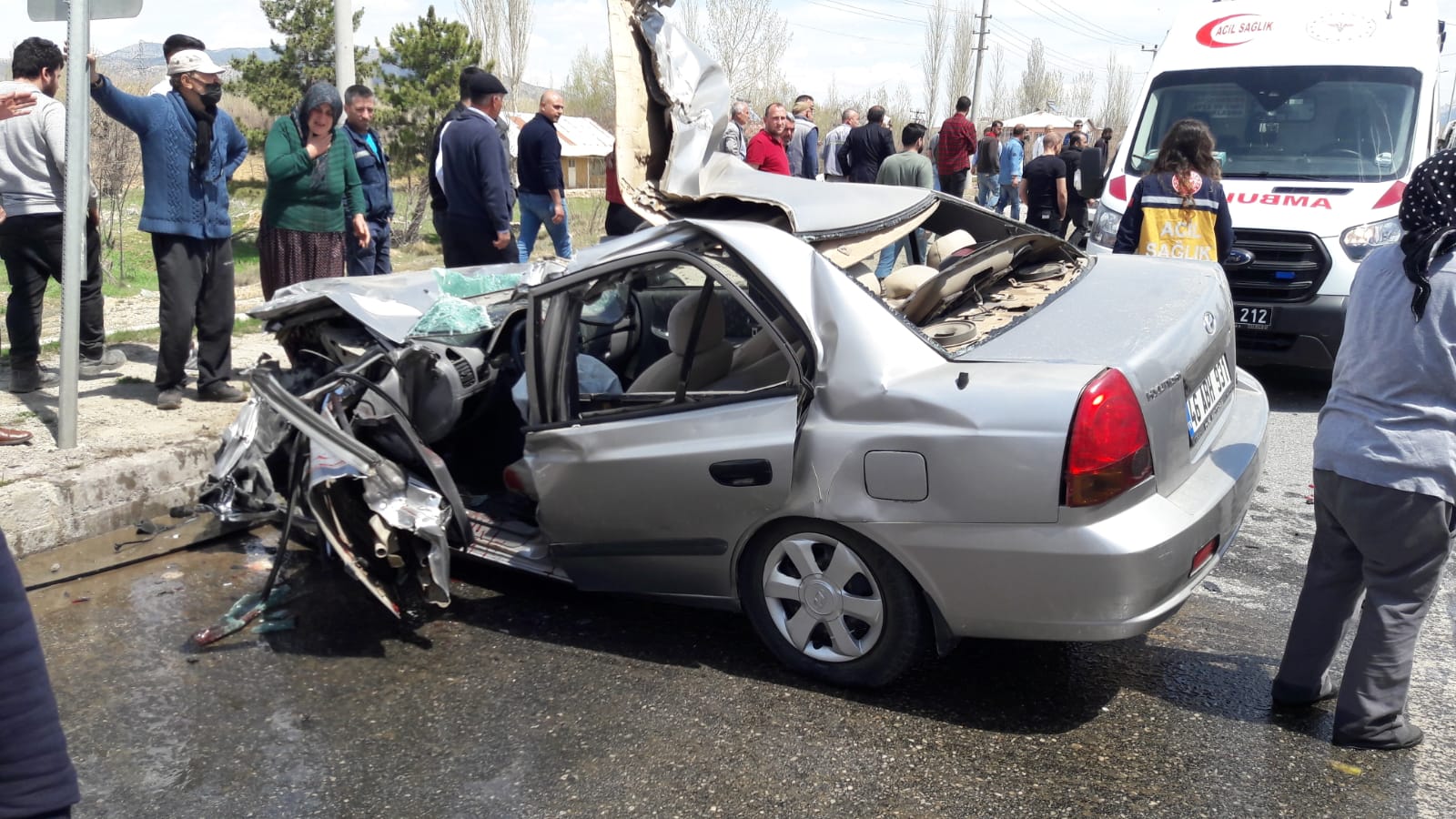 Temizlik aracıyla çarpışan otomobil