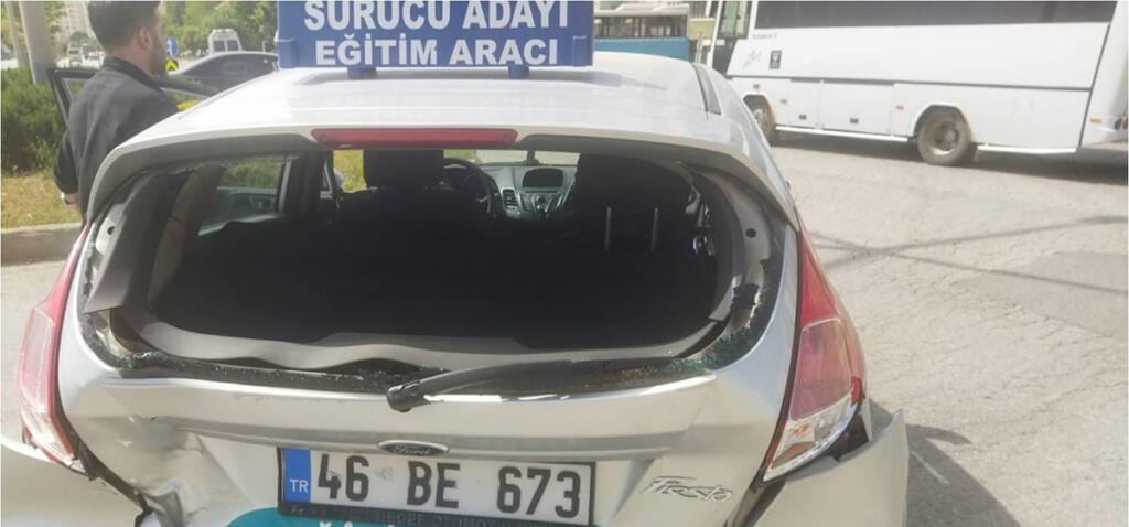 Sürücü adayının kullandığı otomobile arkadan çarptı