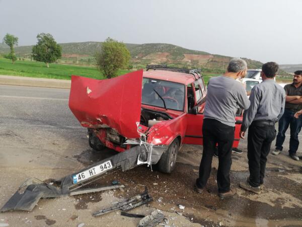 Pazarcık’ta iki otomobil çarpıştı: 2 yaralı