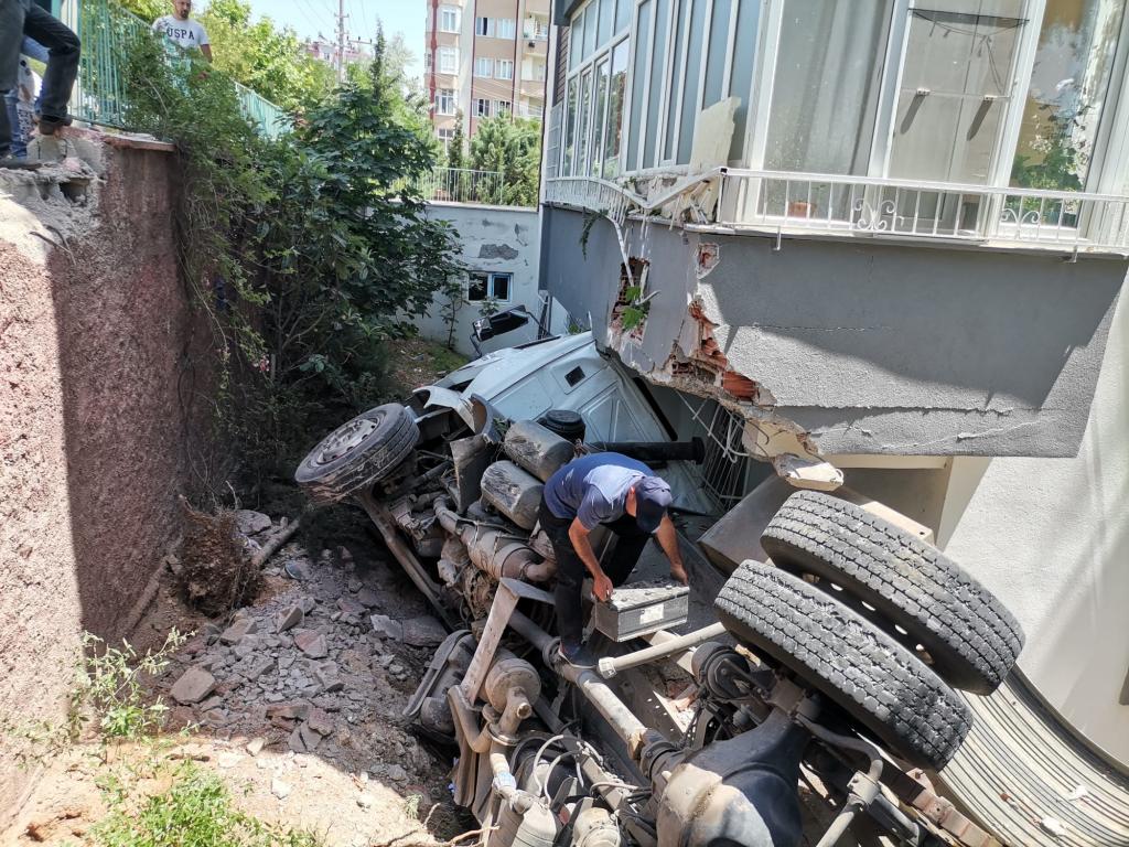 Kahramanmaraş’ta freni patlayan su tankeri dehşet saçtı 2 IMG 20220531 WA0045