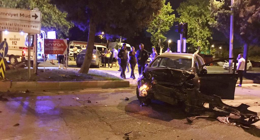 KAHRAMANMARAŞ’TA İKİ OTOMOBİL ÇARPIŞTI 2 YARALI 1 KAHRAMANMARAŞ’TA İKİ OTOMOBİL ÇARPIŞTI 2 YARALI