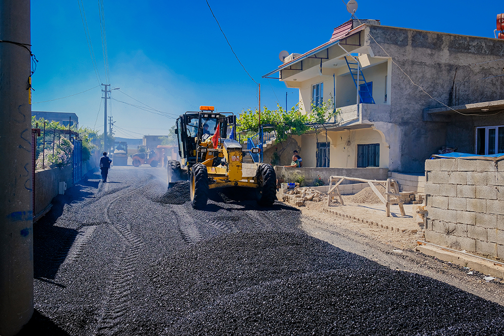 Dulkadiroğlu Belediyesi Fen İşleri Müdürlüğü ekipleri, Karaziyaret mahallesinde başlattığı sokak