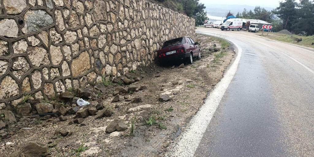 Kahramanmaraş’ta otomobil istinat duvarına çarptı: 2 yaralı