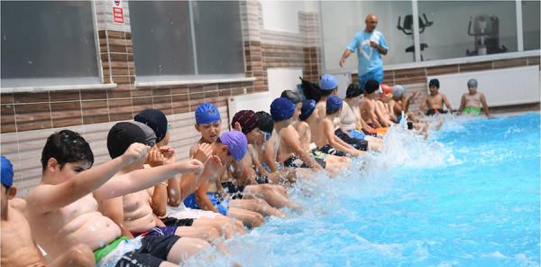 4 bin çocuk Onikişubat Belediyesi’nin 7 havuzunda yüzme öğrenecek