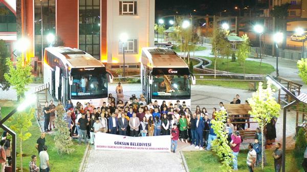 BAŞARI ÖĞRENCİLERDEN ÖDÜLLER BAŞKAN AYDIN’DAN