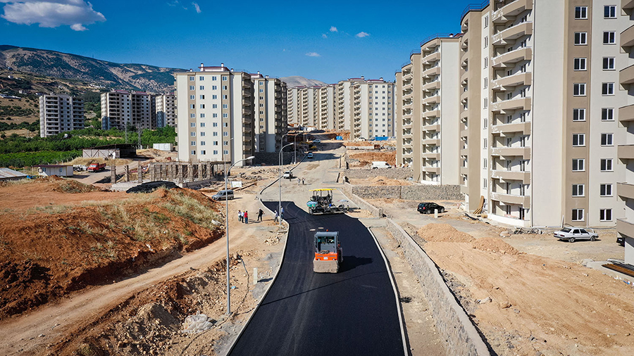 Dulkadiroğlu Belediyesi, bir kısmında ikametlerin başladığı Yenikent konutlarında asfalt çalışmalarını