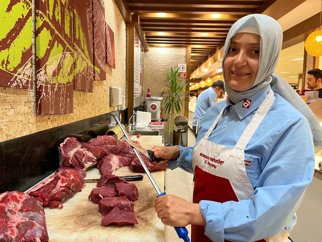 Kahramanmaraş’ta kadın kasap erkek meslektaşlarına taş çıkarıyor Dünyada erkek işi