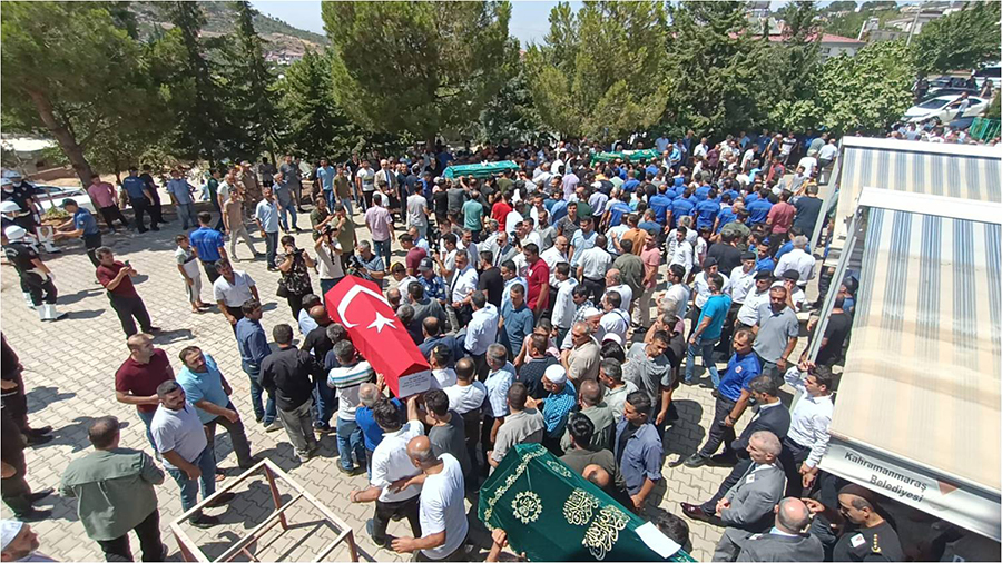 OGLU TARAFINDAN OLDURULEN POLIS MEMURU AILESI ILE BIRLIKTE DEFNEDILDI454