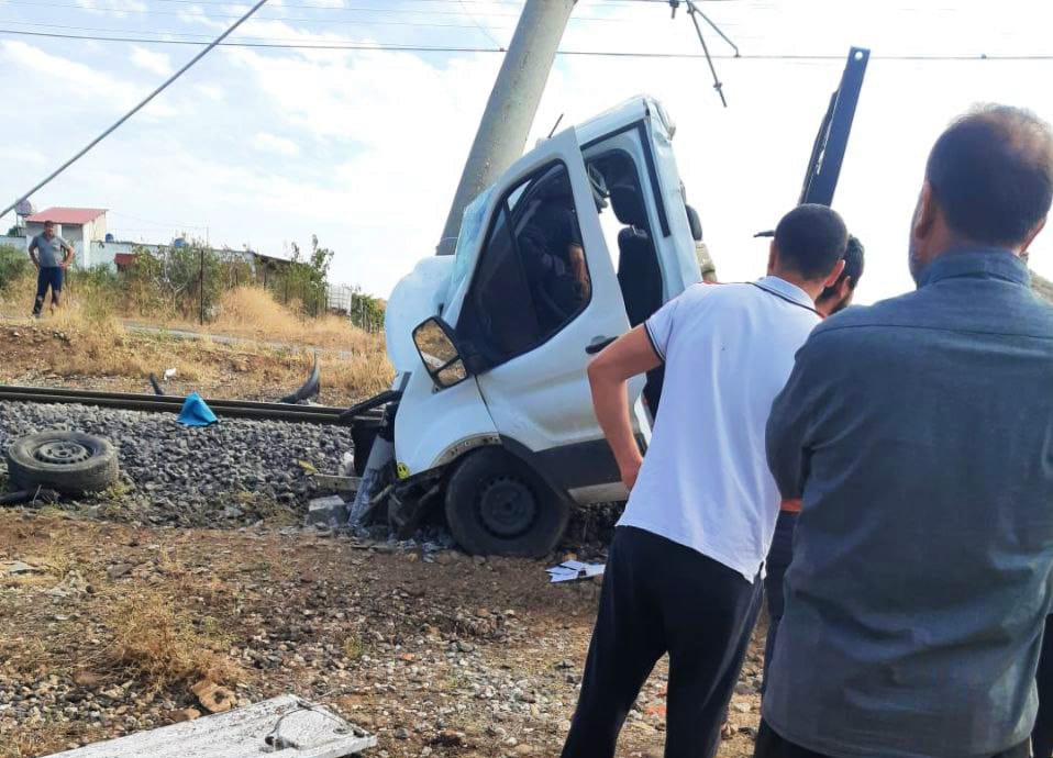 Kahramanmaraş’ta tren hemzemin geçitte komyonete çarptı: 1 ölü